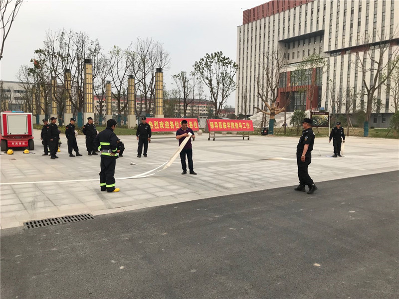 组织消防服穿戴、抛卷水带练习（1）.jpg
