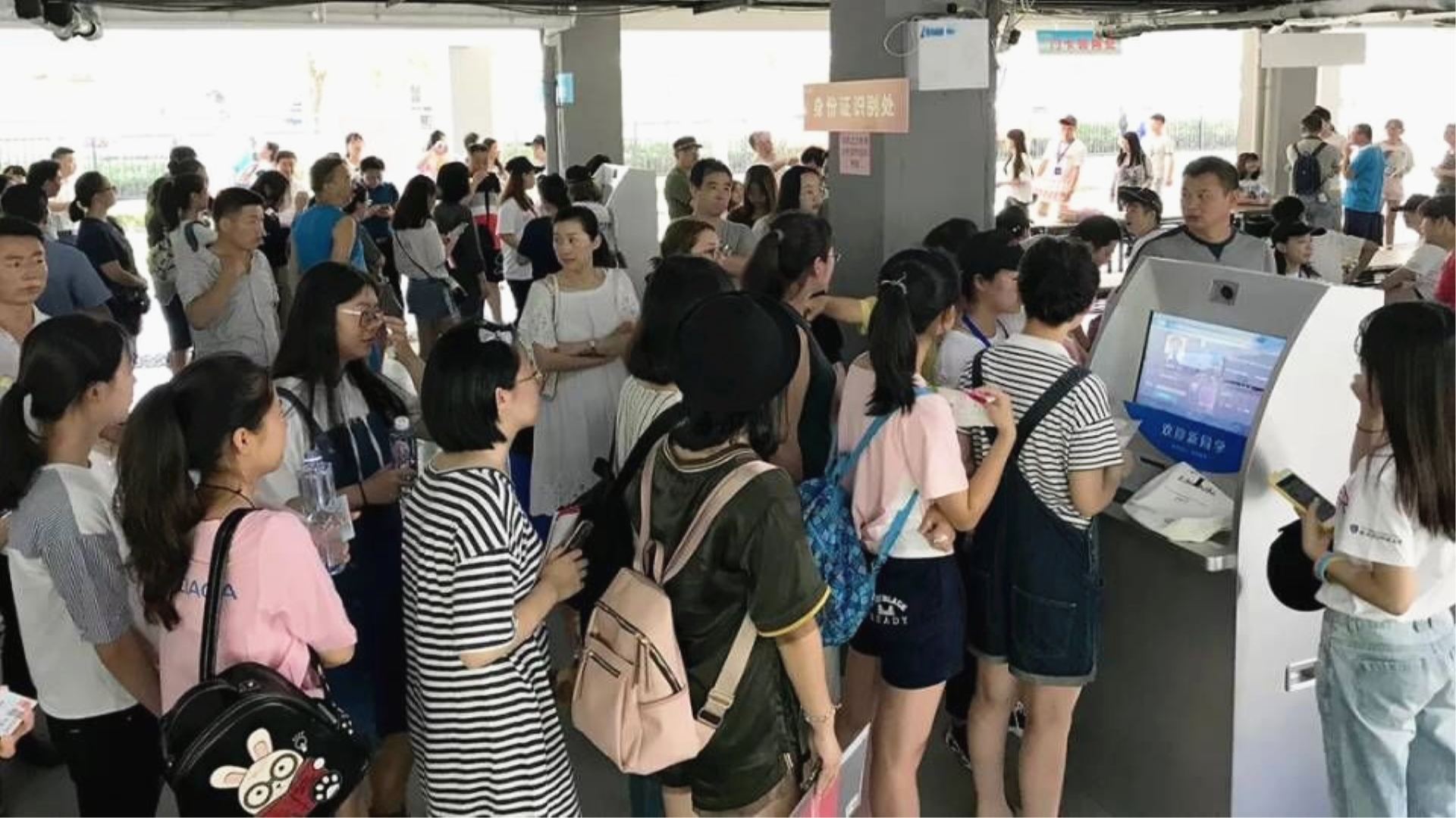 女生接待点现场.jpg