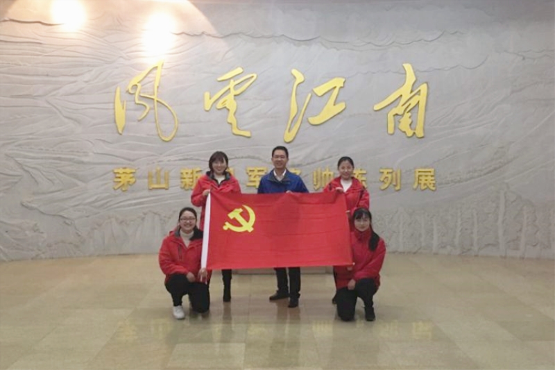 1 党支部书记韦昀志带领党员同志参观新四军纪念馆.jpg