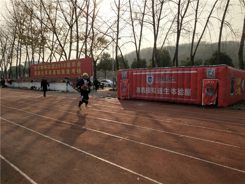 灭火器比赛项目主管张峰勇夺第一1.jpg