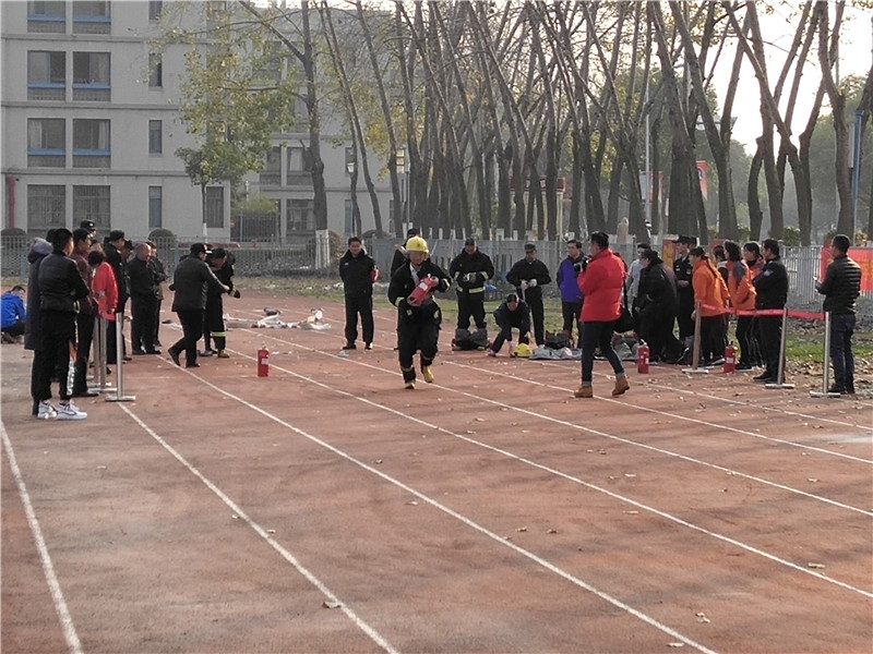 灭火器比赛项目主管张峰勇夺第一2.jpg