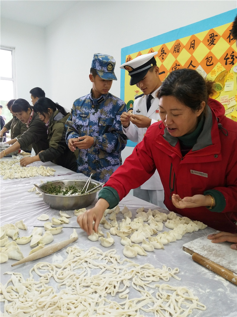 开始包饺子啦.jpg