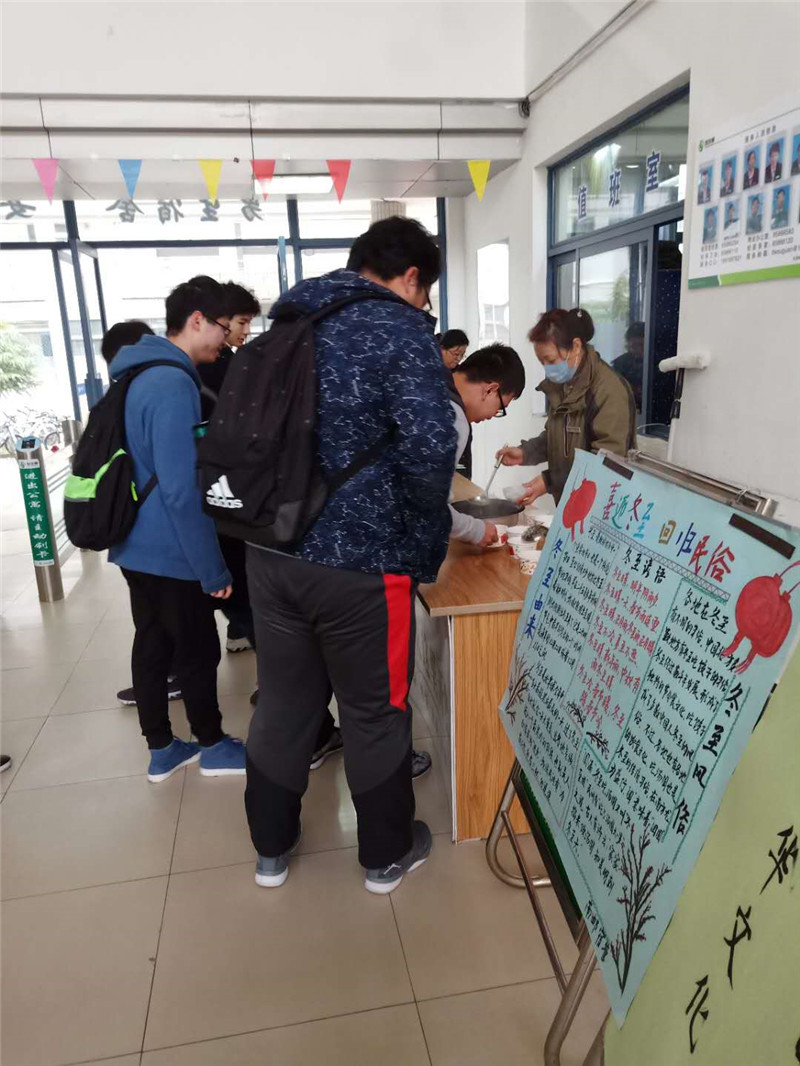 越来越多的同学来品尝水饺.jpg