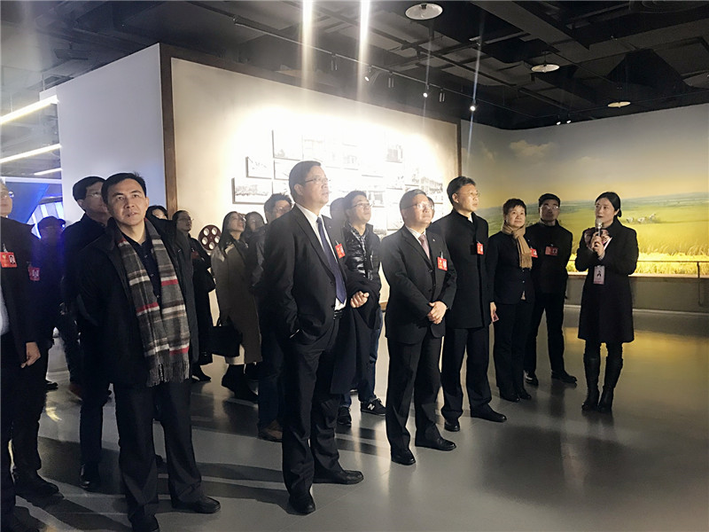 两会代表相聚参观科博中心改革开放40周年成果展.jpg