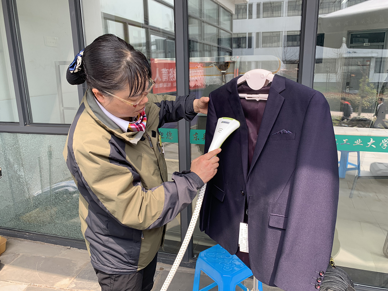 阿姨帮毕业生熨烫面试西装.png