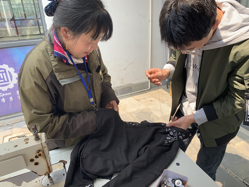 吴三子阿姨教学生缝补衣服.png