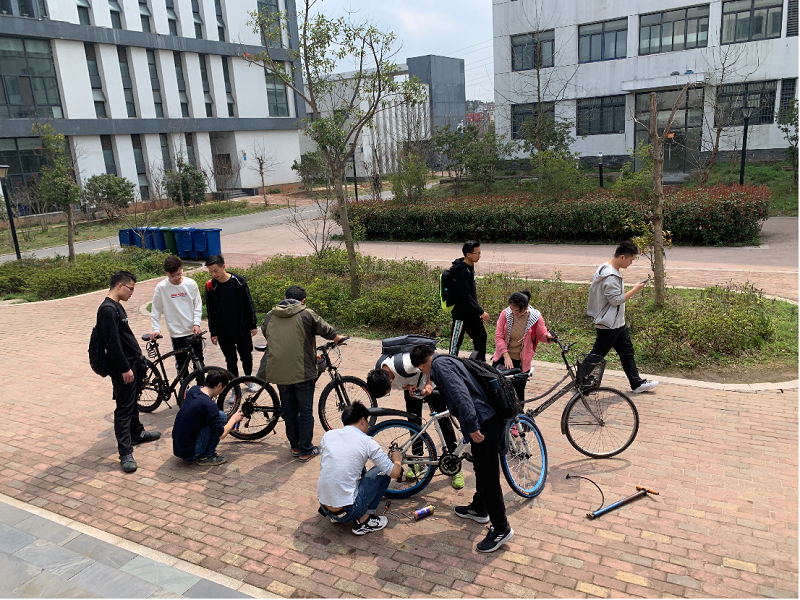 维修自行车3.png