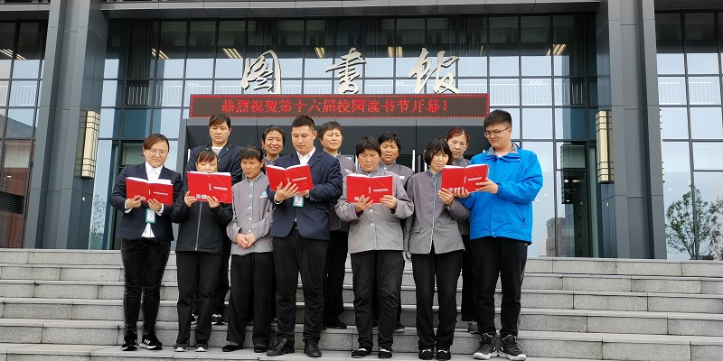 前排 左一项目经理刘斐 中间项目主管王飞 右一管理员吴斌 .jpg