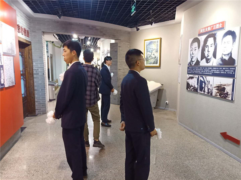 参观纪念馆2.jpg