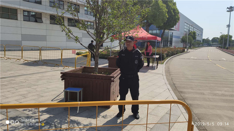 考试进出口人员引导.jpg