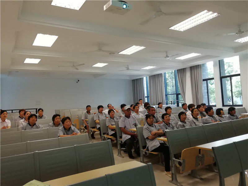 员工认真观看视频 (2).jpg