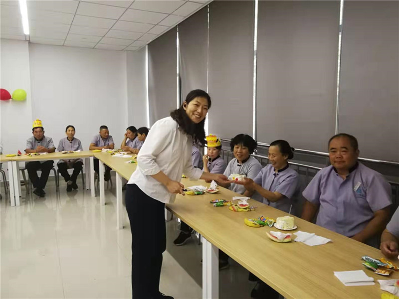 条线薛主管为员工送上生日蛋糕.jpg