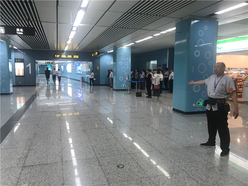 第四张：月亮湾现场站厅人群疏散（2）.jpg