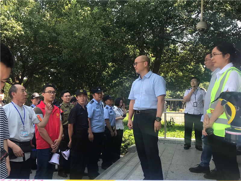 第六张：月亮湾站保洁积极回答提问（1）.jpg