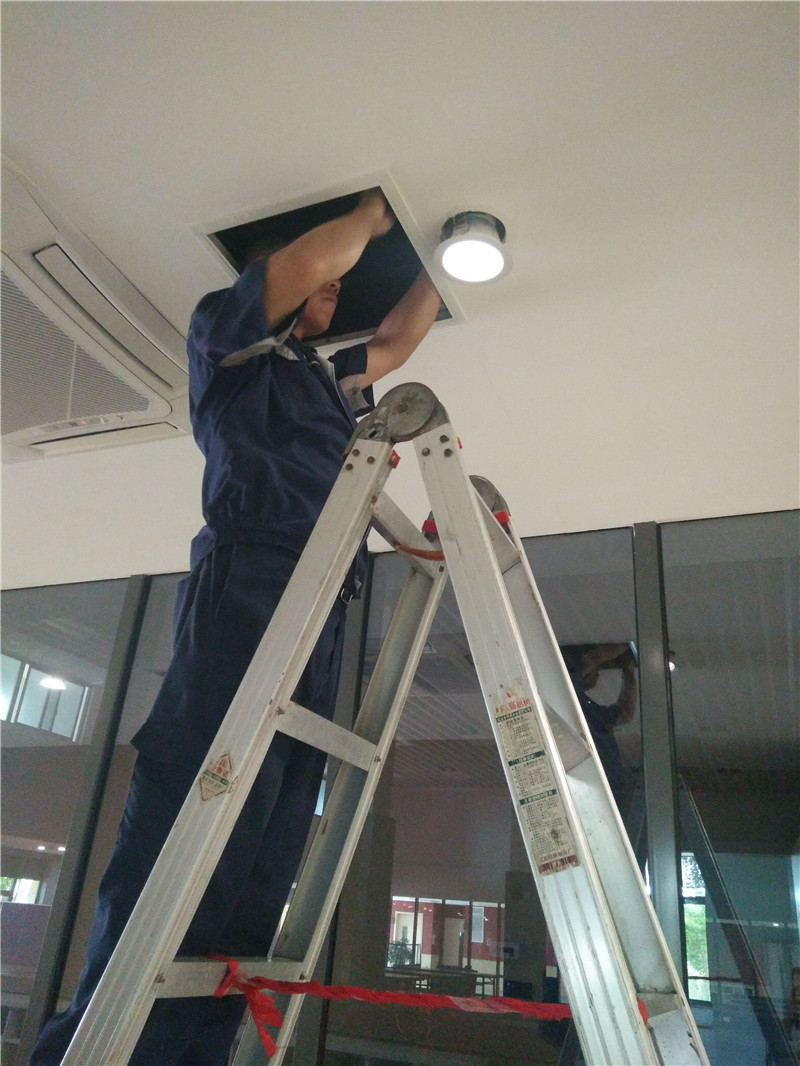 在苏大实验学校艺体楼巡检故障顶灯并更换.jpg