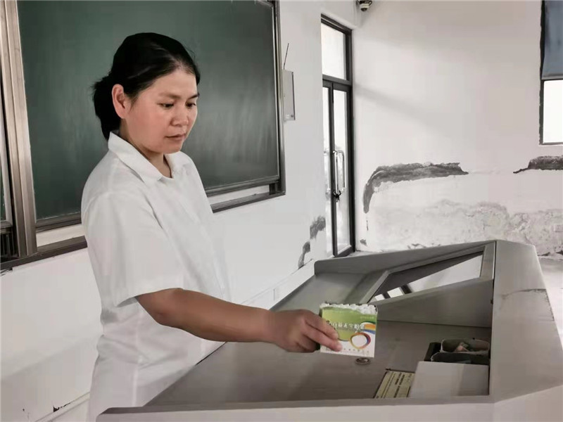 摆放粉笔等物品.jpg