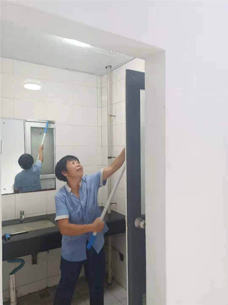保洁打扫新生房间.jpg