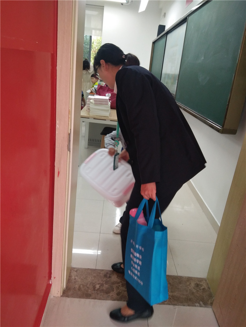 送学生到班级.jpg