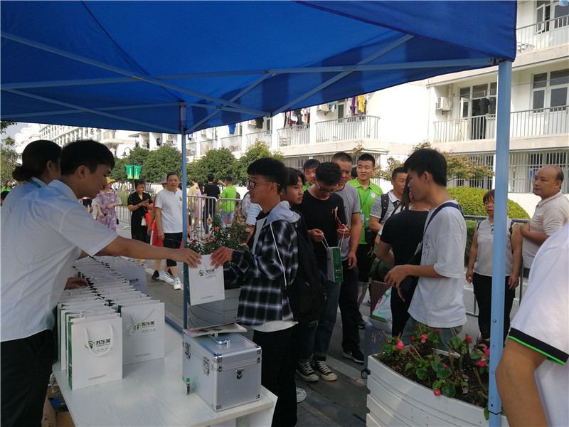 发放准备好的新生入住手册和矿泉水.jpg