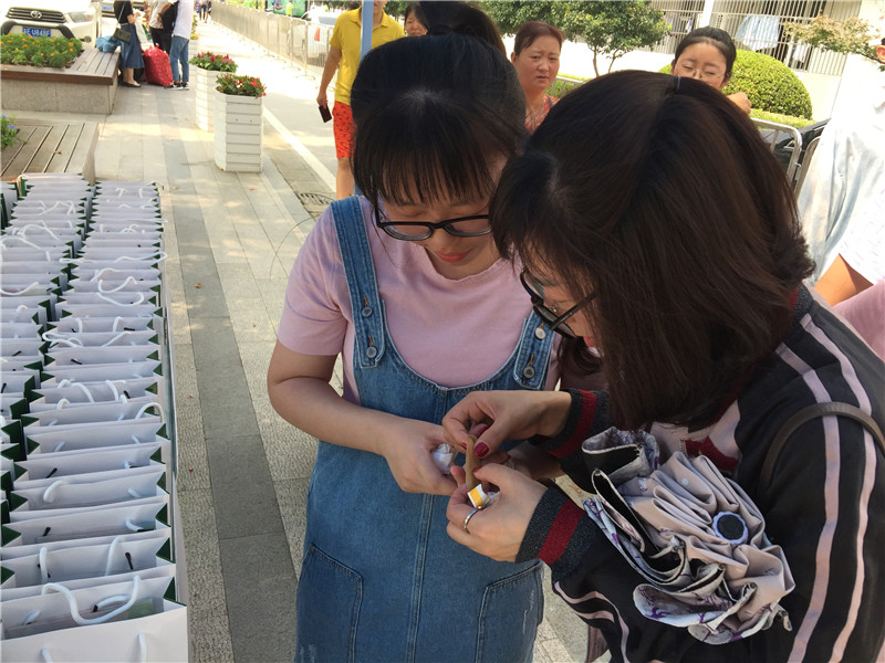 新同学的手不小心被划伤正在贴创可贴.jpg