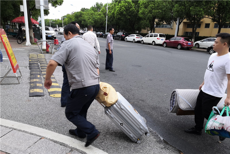 服务外包学院项目保安帮助学生运行李.jpg