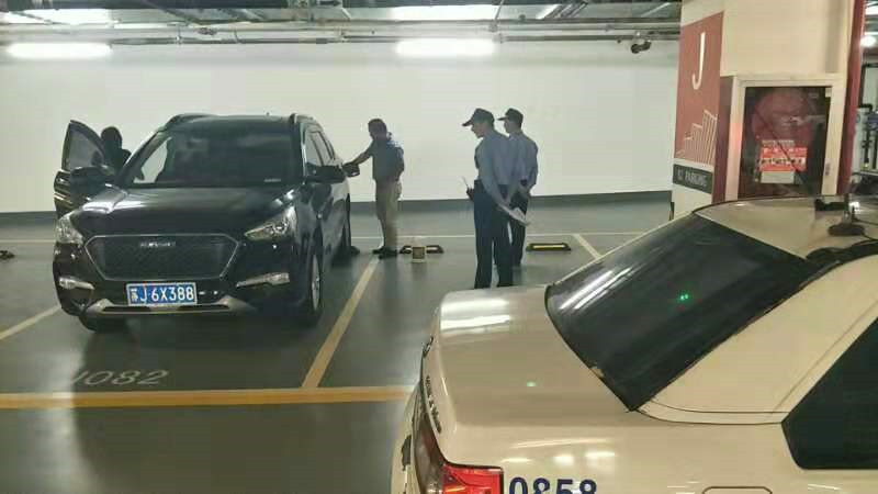 民警陪同去地下车库加油.jpg