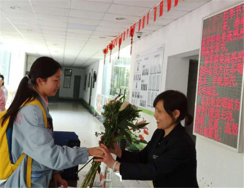 学生送花_副本.png