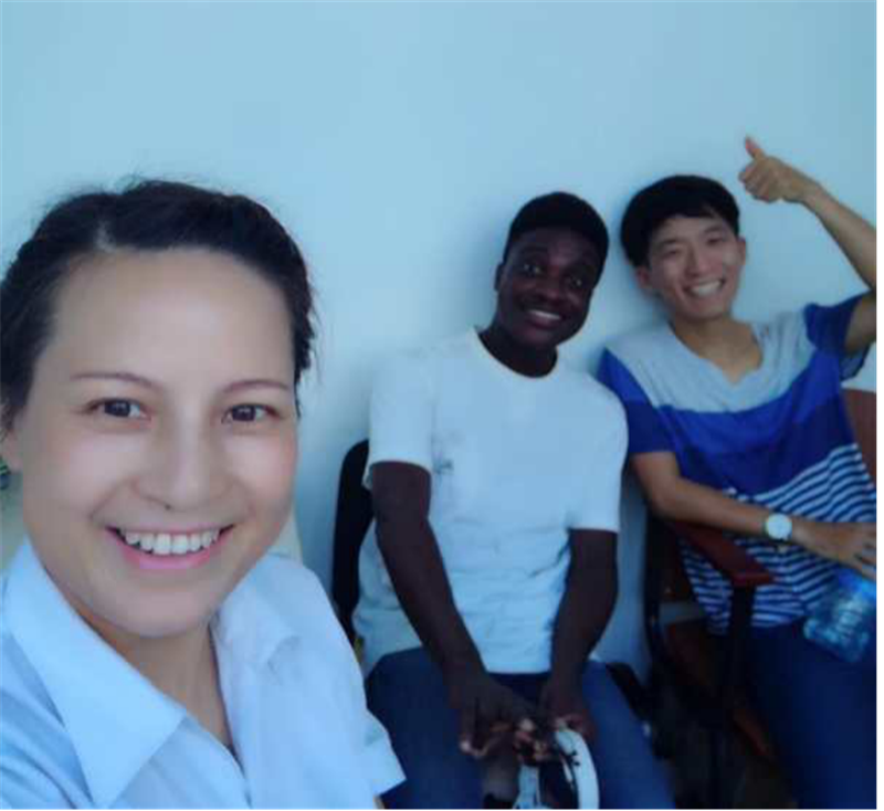 陈月梅与留学生合照_副本.png