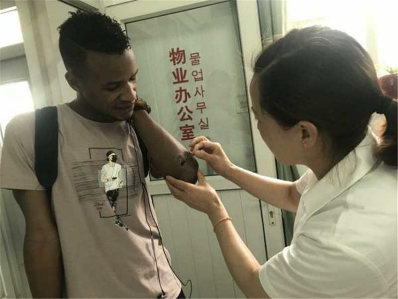 陈月梅为留学生擦药_副本.png