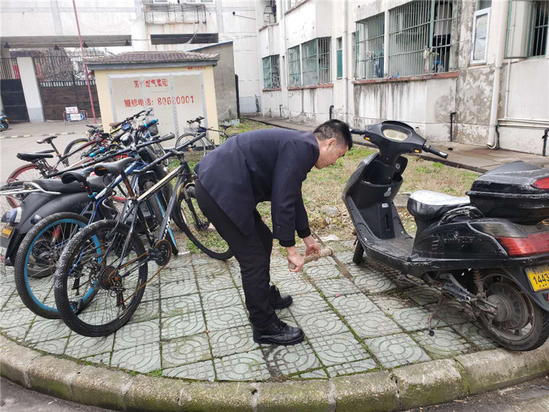孙永龙帮学生修车.png