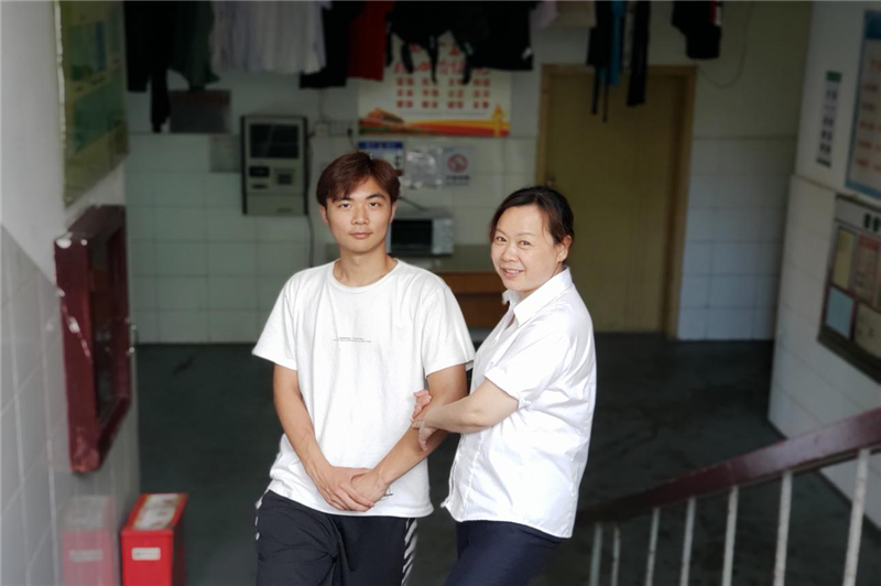 杨文娟搀扶受伤学生上楼_副本.png
