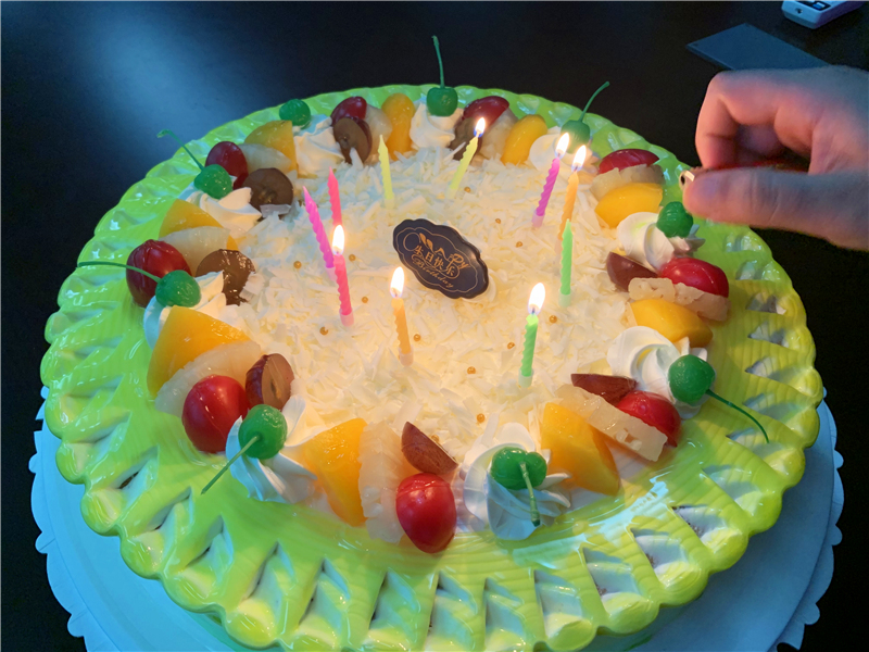 员工生日会蛋糕.jpg