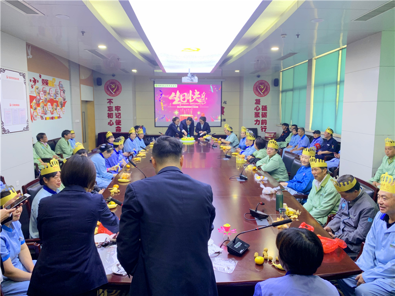 员工生日会切蛋糕.jpg