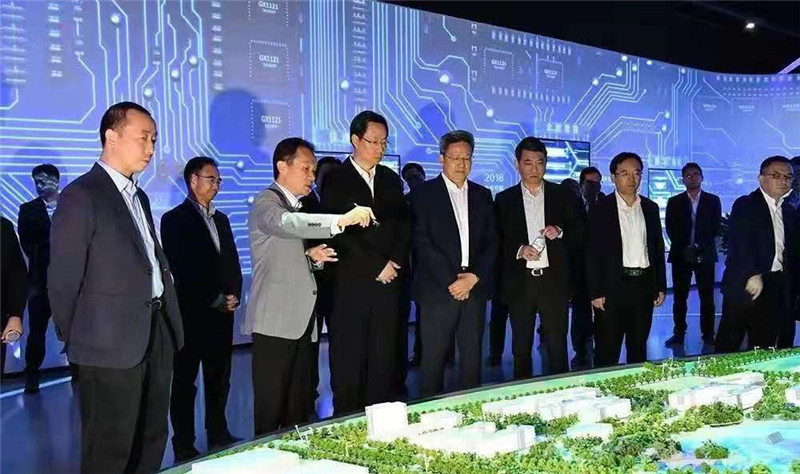 蓝绍敏参观园区整体布局.jpg
