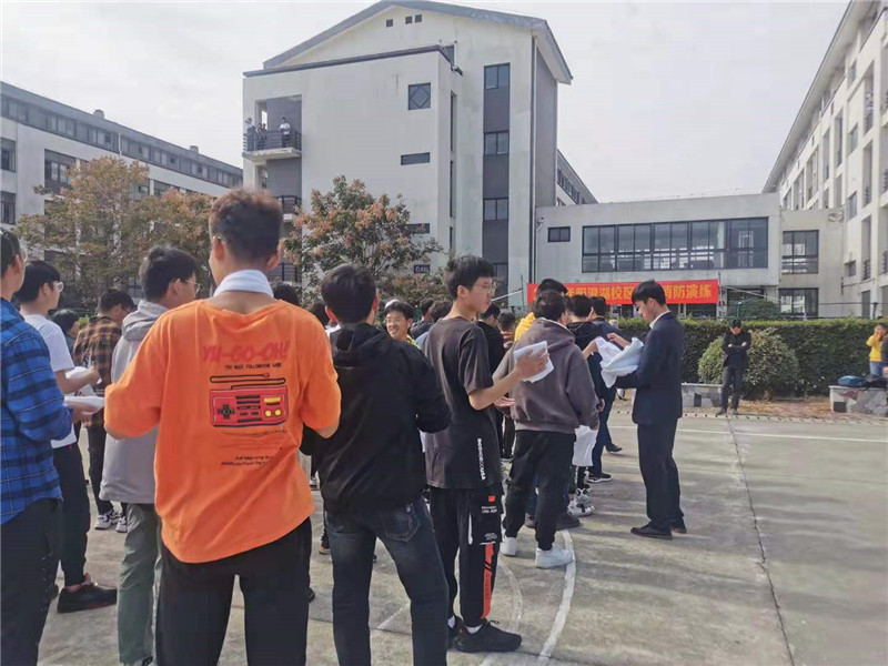 发放毛巾_副本.jpg