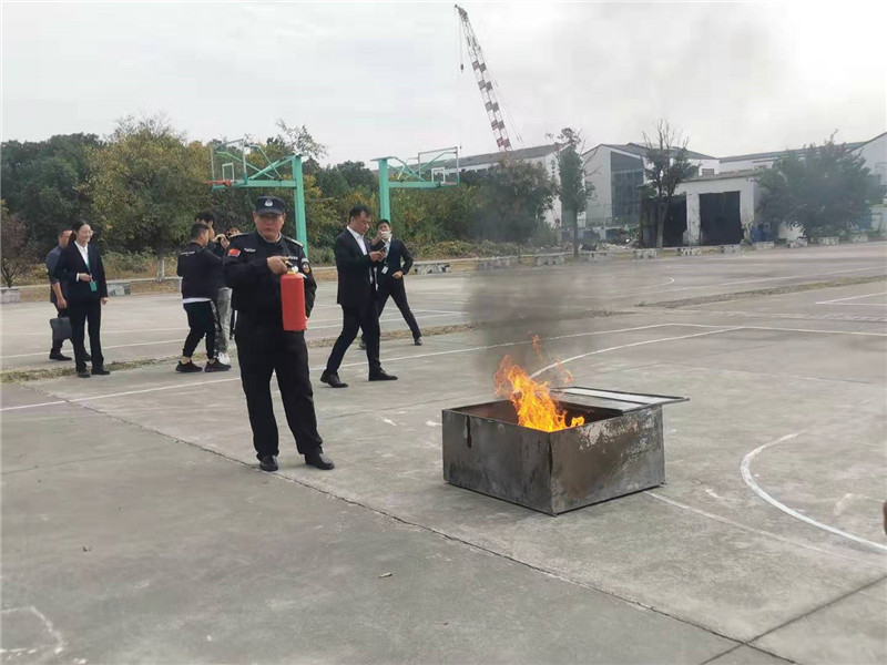 尤队长进行演示1_副本.jpg