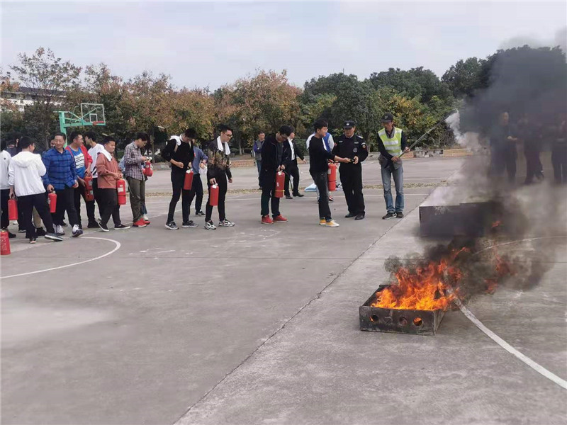 学生有序排队进行实操_副本.jpg