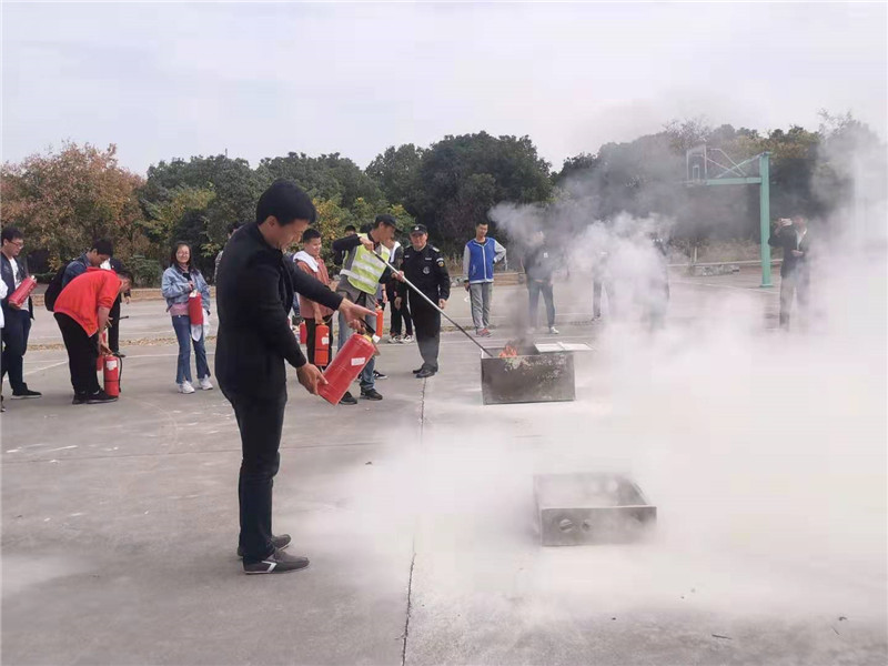 黄书记进行实操_副本.jpg