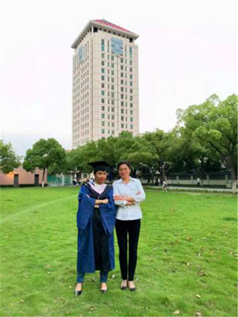 杨阿姨和毕业生合影_副本.png