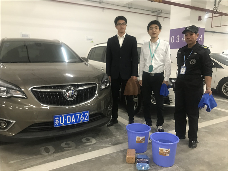 洗车工作人员.jpg