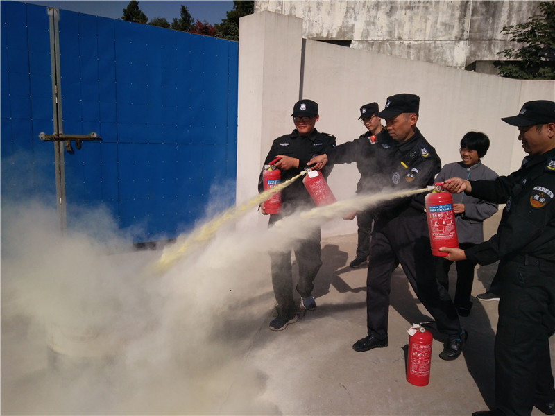 员工学习灭火器使用2.jpg