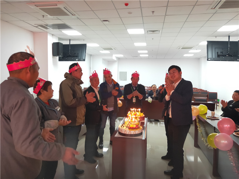 齐唱生日歌.jpg