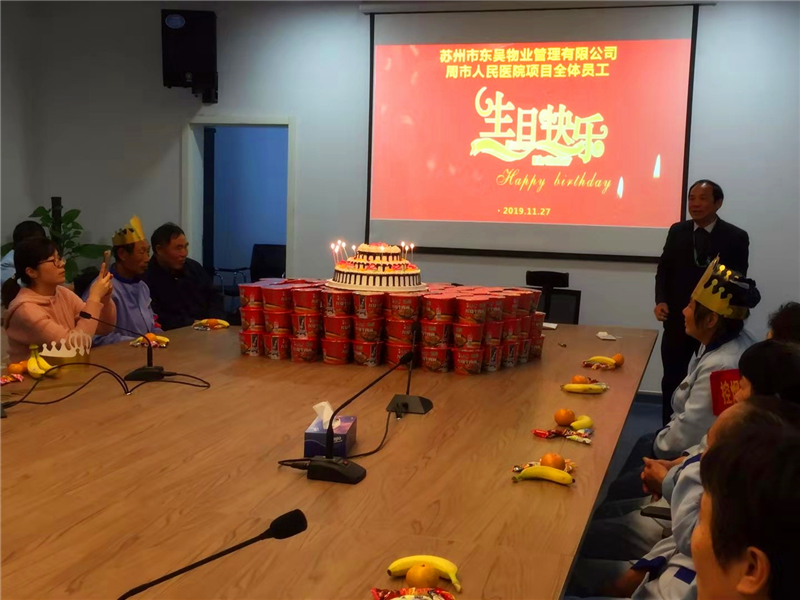 点燃蜡烛共唱生日曲.jpg