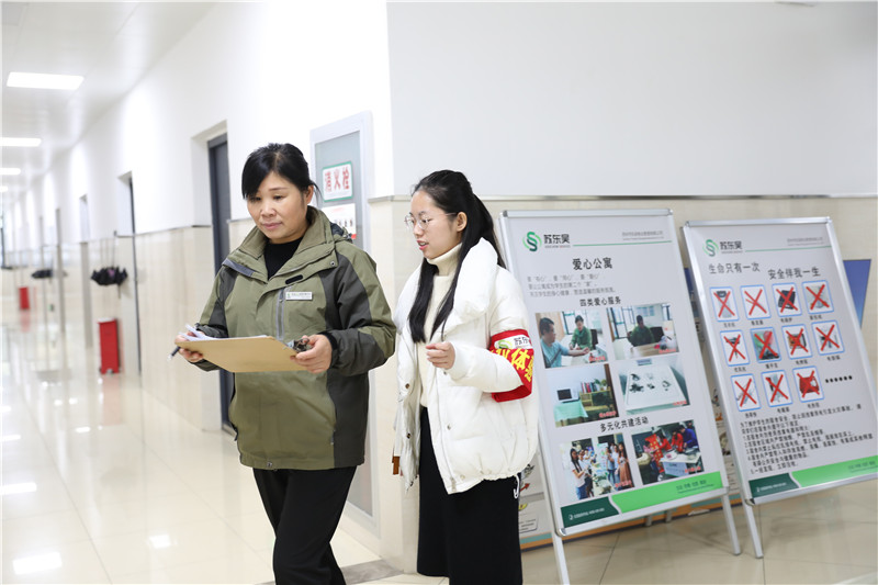 岗位体验学生跟着公寓值班员检查宿舍卫生.JPG