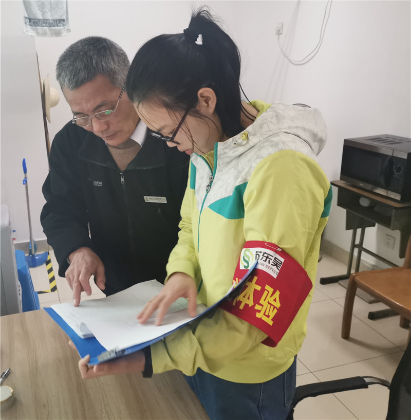 岗位体验学生正在听楼宇值班员讲解岗位工作.jpg