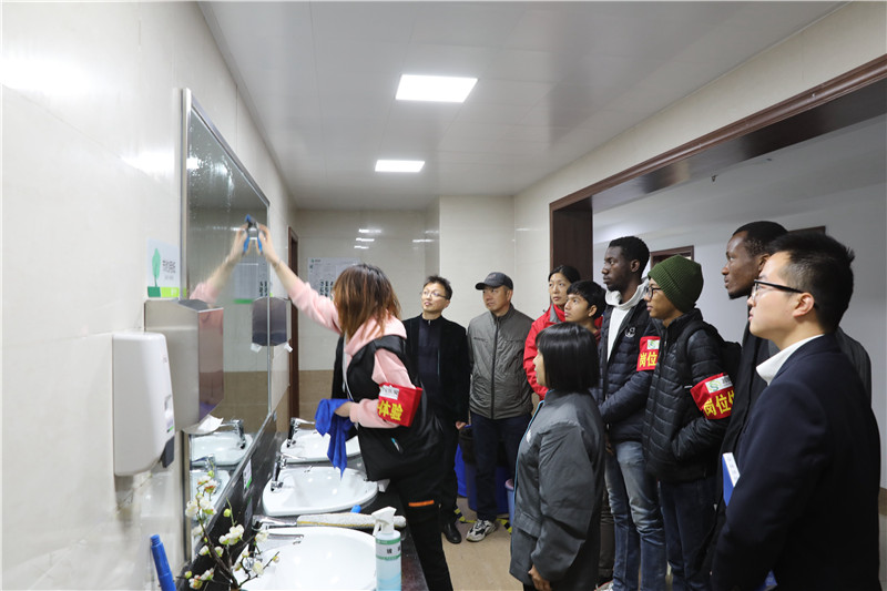 学生们正在体验擦试镜子.JPG
