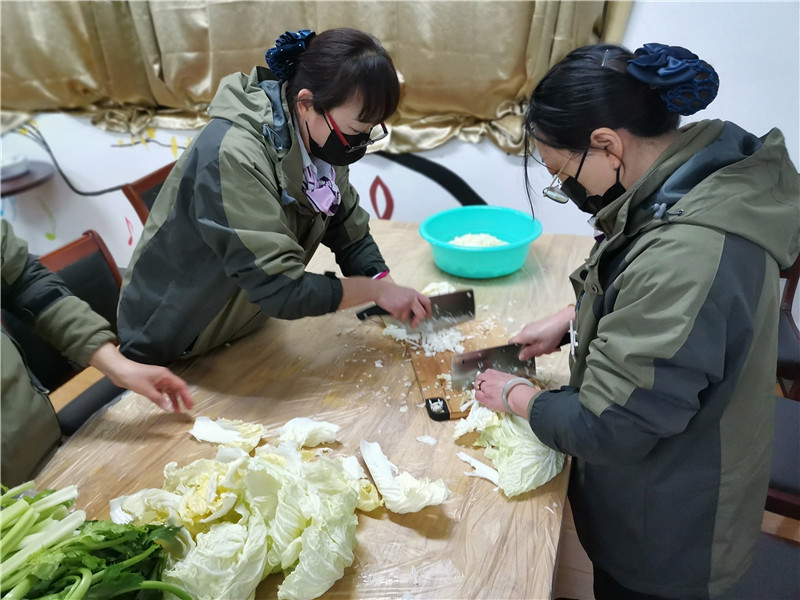 阿姨在剁菜 进行准备.jpg