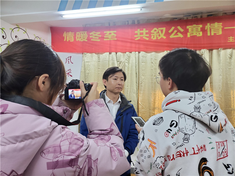 校自媒体对主管进行采访.jpg