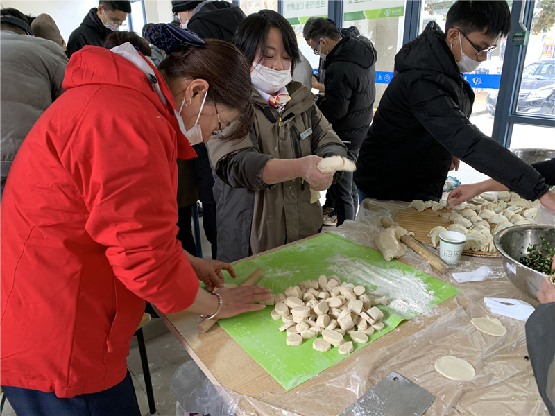 宿管阿姨擀饺子皮.jpg
