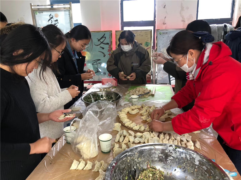 宿管阿姨和同学一起包饺子.jpg